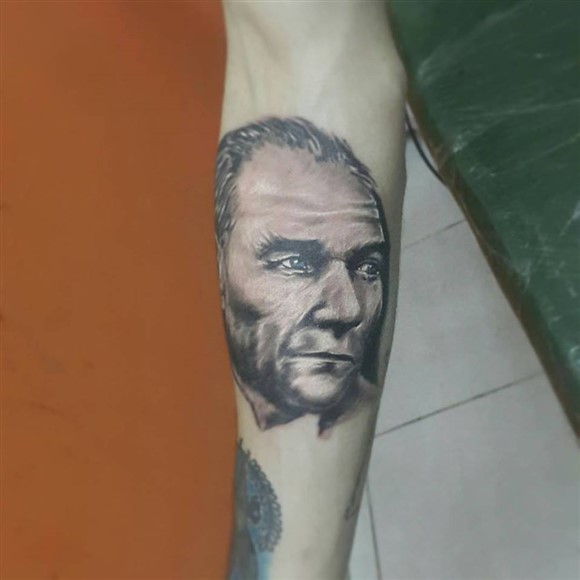 Mesut Ayvaz Dövme Salonu